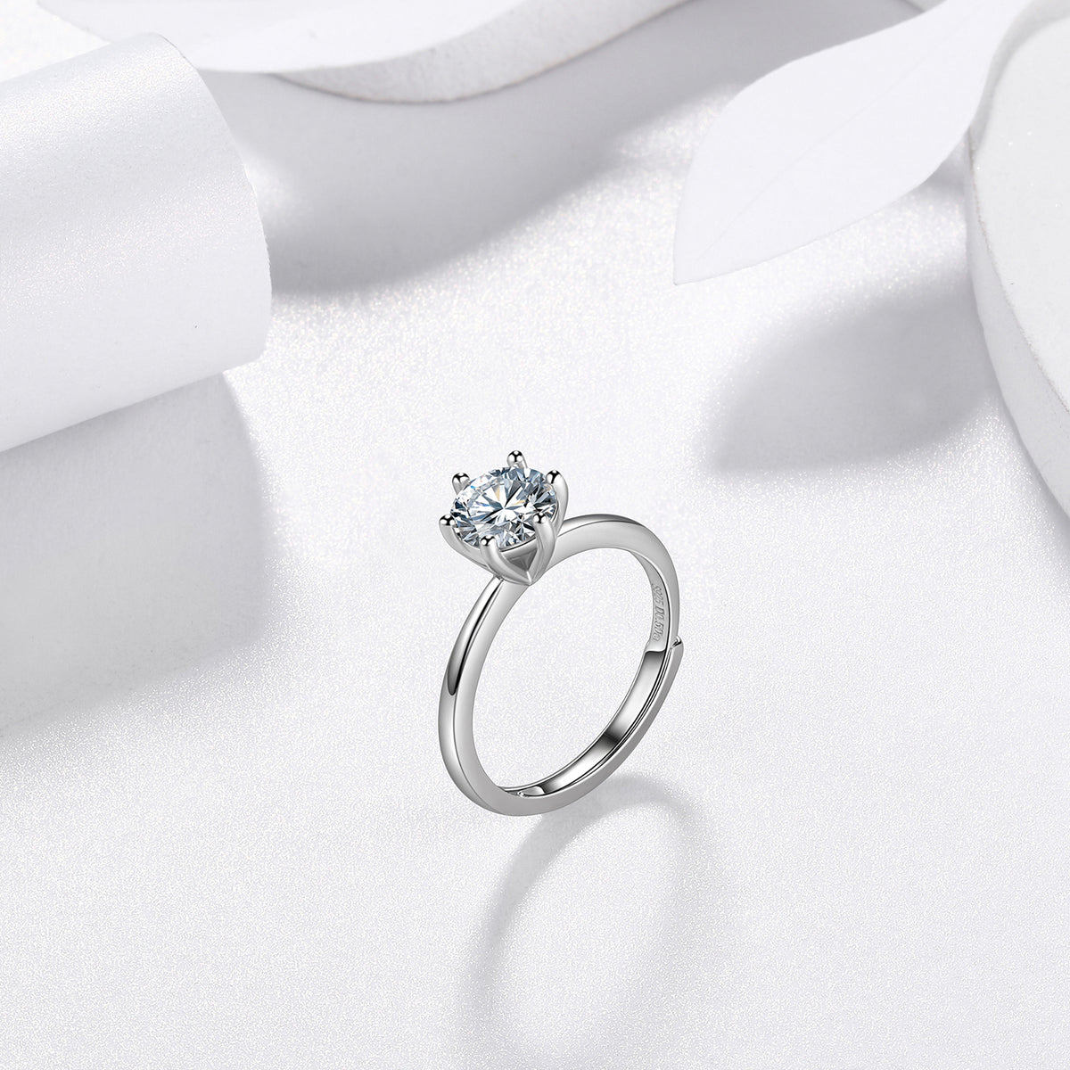 Beautlace Bague de fiançailles solitaire classique en moissanite 1 carat pour femme, alliance en argent sterling 925 avec plaqué or 18 carats, bague réglable à 6 griffes en diamant rond 