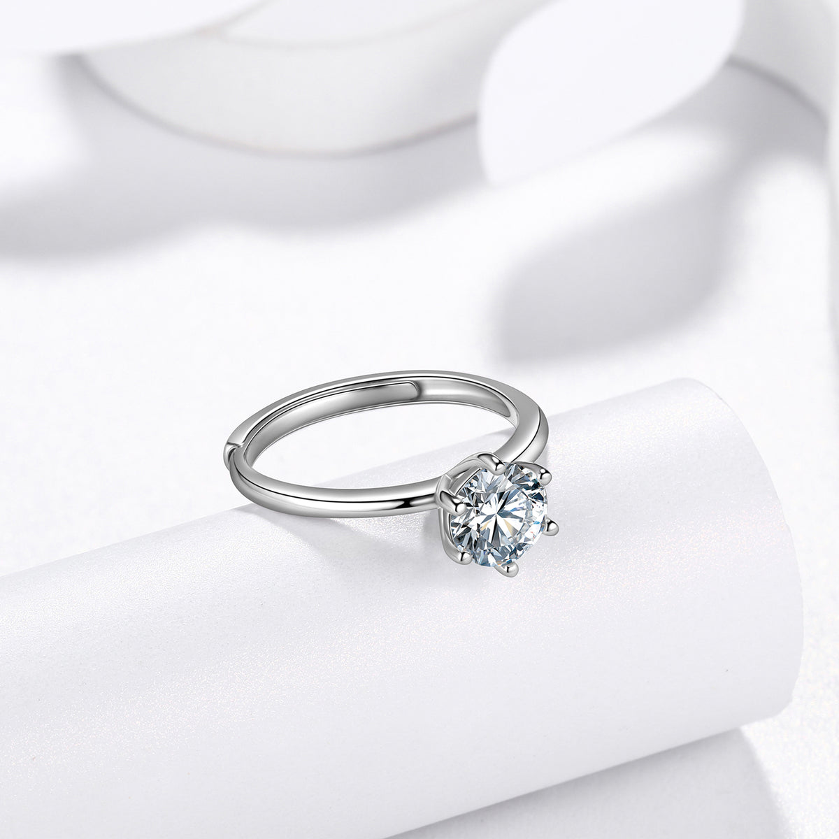 Beautlace Bague de fiançailles solitaire classique en moissanite 1 carat pour femme, alliance en argent sterling 925 avec plaqué or 18 carats, bague réglable à 6 griffes en diamant rond 